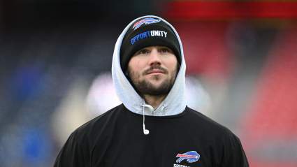 El mariscal de campo de los Bills, Josh Allen, hace su primera aparición desde el nacimiento de su bebé.
