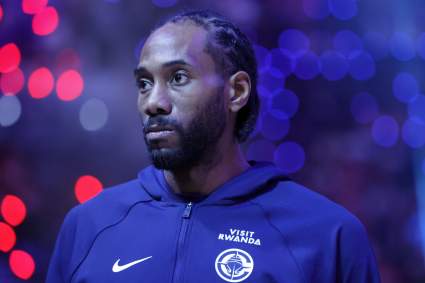 Los Clippers anuncian noticias preocupantes sobre la lesión de Kawhi Leonard antes del partido de repesca contra los Warriors.