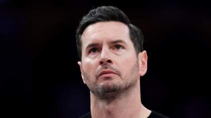 El entrenador de los Lakers, JJ Redick, se emociona tras el homenaje sorpresa por su victoria número 100.