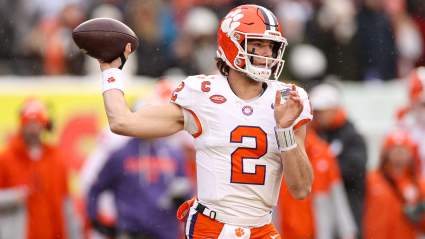 El mariscal de campo de los Jets, Cade Klubnik, recibe una advertencia de un jugador de los Bills.