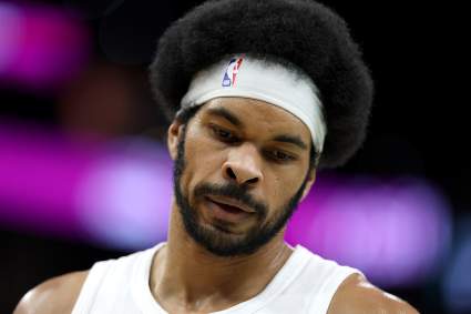 Los Cleveland Cavaliers anuncian la llegada de Jarrett Allen antes del partido contra los Hawks.
