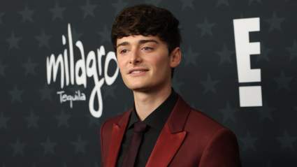Noah Schnapp gastó una broma a Internet revelando su relación el Día de los Inocentes.