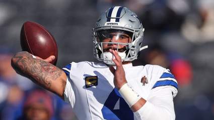 Dak Prescott, de los Cowboys, habla con George Pickens en medio de la preocupación por su posible huelga.