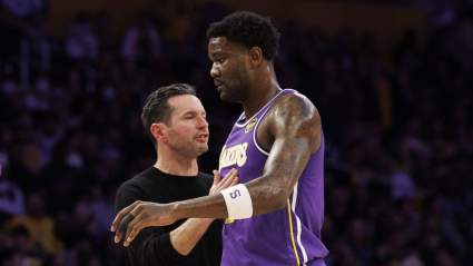 Deandre Ayton de los Lakers reacciona después de que JJ Redick lo criticara.