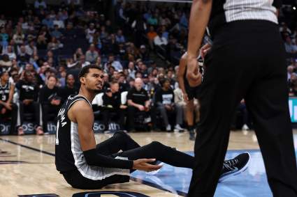 Los San Antonio Spurs anuncian la llegada de Victor Wembanyama antes del partido contra los Clippers.
