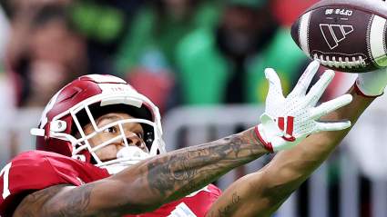 Los Raiders firman un contrato con un imponente receptor de 24 años.