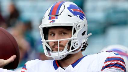 El nuevo entrenador en jefe de los Bills le lanza una advertencia al mariscal de campo Josh Allen.