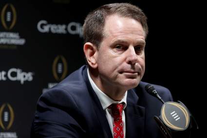 El entrenador de los Indiana Hoosiers, Curt Cignetti, responde a Sonny Dykes.