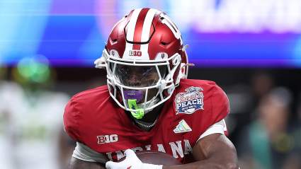 Los Raiders fichan a un corredor con 1120 yardas y vínculos con Fernando Mendoza.