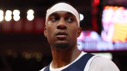 Carmelo Anthony reacciona cuando Jaden McDaniels critica a los defensores de los Nuggets.