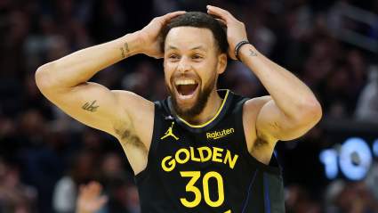 La subasta de zapatillas de Steph Curry recauda 1,7 millones de dólares para obras benéficas.