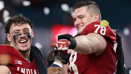 Instan a los comandantes a reemplazar al centro de 30 millones de dólares con el MVP del Rose Bowl, de 1,96 metros y 141 kilos.