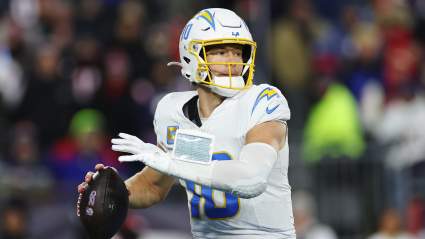 Los Chargers abordan la mayor debilidad de Justin Herbert en el Draft de la NFL de 2026.