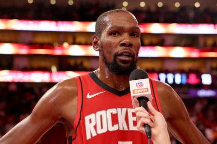 Kevin Durant asciende en la lista histórica de la NBA en el partido entre los 76ers y los Rockets.