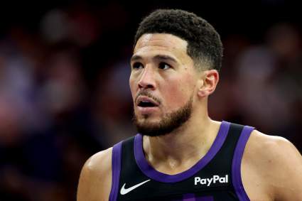 Los Phoenix Suns anuncian la llegada de Devin Booker antes del partido contra los Lakers.