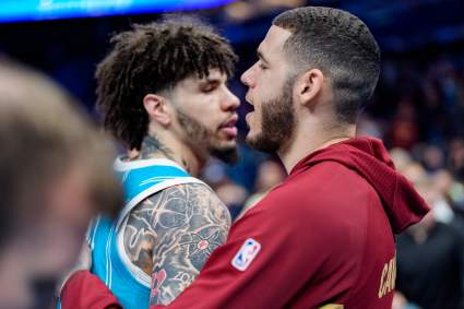 Lonzo Ball critica duramente al reportero que llamó payaso a LaMelo Ball.