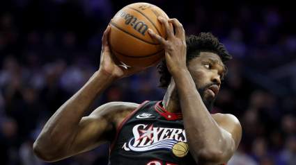 Joel Embiid sufre un susto por una lesión de rodilla en el quinto partido entre los 76ers y los Celtics.