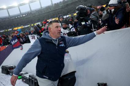 Un informante de los Patriots reacciona a la ovación de pie que los aficionados le brindaron a Mike Vrabel en medio del escándalo.