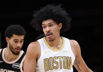 Ron Harper Jr., de los Celtics, recibe una reacción emotiva tras firmar su contrato con la NBA.