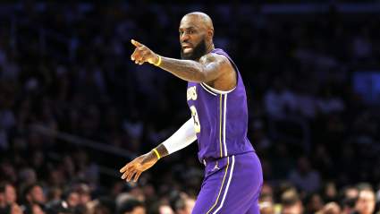 LeBron James reprende a su hijo Bronny James durante la derrota de los Lakers ante los Mavericks.