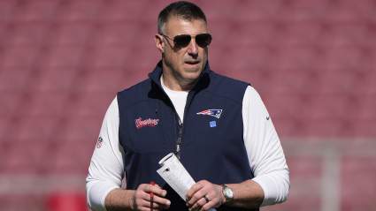 Mike Vrabel fue visto comprando un regalo para su esposa tras perderse parte del Draft de la NFL en medio de la controversia con Russini.