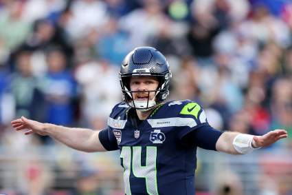 Sam Darnold le envía un mensaje a Jadarian Price, la selección de primera ronda de los Seahawks.