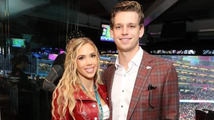 La heredera de los Chiefs, Gracie Hunt, anuncia su compromiso con un impresionante anillo.