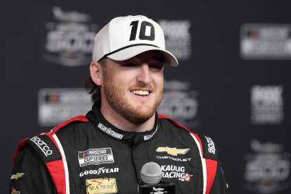 El piloto de la NASCAR Cup Series, Ty Dillon, reacciona al debut de Cleetus McFarland.