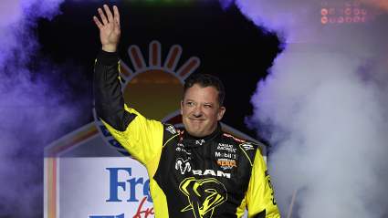 El campeón de NASCAR, Tony Stewart, brilla en Pomona mientras los NHRA Winternationals toman un giro inesperado.