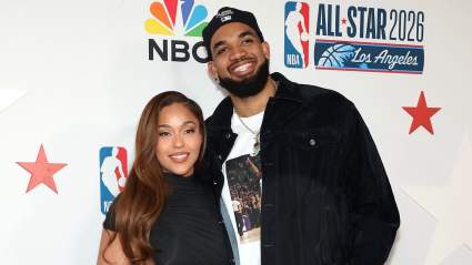 MIRA: La prometida de KAT luce un llamativo atuendo de “TOWNS” para el primer partido de los Knicks.