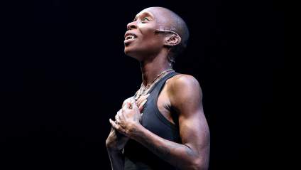 Cynthia Erivo introduce una pausa momentánea en su monólogo de 'Drácula' para mantener la integridad del teatro en vivo.