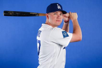 Los Dodgers de Los Ángeles llaman a un prospecto que batió récords