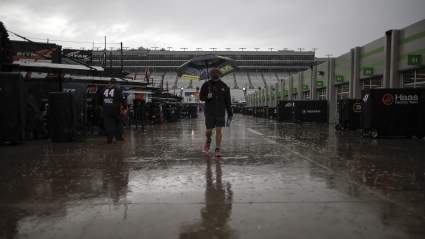 ¿Cuáles son los procedimientos de NASCAR en caso de retraso por lluvia? Cómo se pausan, retrasan y reanudan las carreras.