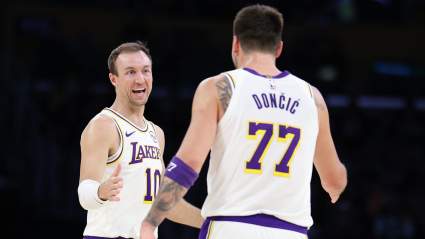 Luke Kennard, de los Lakers, habla sobre el impacto de las lesiones de Reaves y Dončić tras el segundo partido.