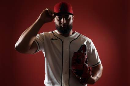 Intercambio de la MLB: Los Diamondbacks envían a un lanzador diestro a los Cerveceros de Milwaukee.