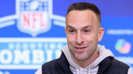 Instan a los Dolphins a fichar al ex mariscal de campo titular de los Bills, con un contrato de 20 millones de dólares, en la agencia libre.