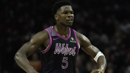 Anthony Edwards, de los Timberwolves, recibe información actualizada sobre su lesión antes del partido contra los Rockets.