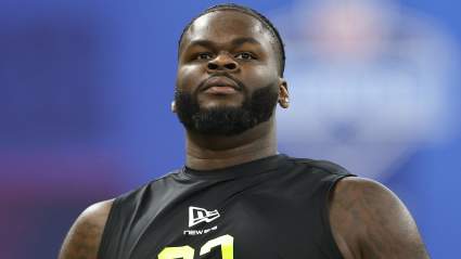La predicción de los Ravens apunta a un 'talento de primera ronda' de 1,98 m y 148 kg en el segundo día del draft.