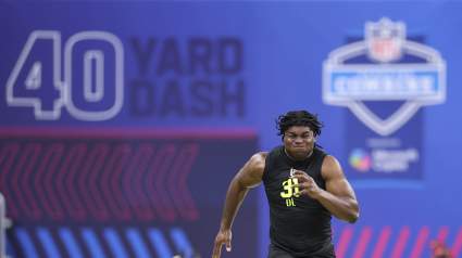 Los Chiefs reciben a un prospecto en una visita previa al draft. ¿A quién podrían necesitar para ascender posiciones en el draft?