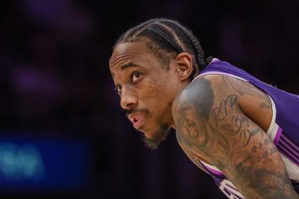 Los Sacramento Kings anuncian la incorporación de DeMar DeRozan antes del partido contra los Warriors.