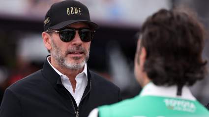 Jimmie Johnson desata especulaciones con una críptica publicación sobre el próximo piloto del Legacy Motor Club.