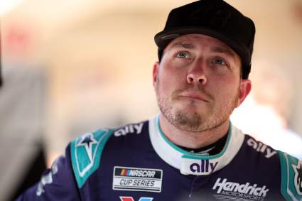 NASCAR: Alex Bowman escapa del caos en el Talladega Superspeedway tras un grave susto por un accidente.