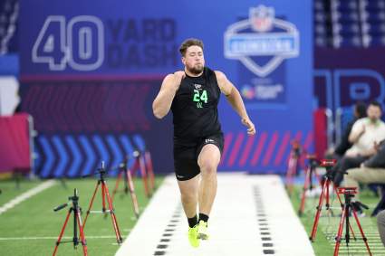Monroe Freeling, la nueva adquisición de los Panthers en el draft, reacciona a su situación de quedarse en casa en las Carolinas.