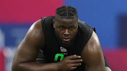 Los Dolphins muestran interés en un tackle ofensivo "montañoso" con características "raras" en el Draft de la NFL de 2026.