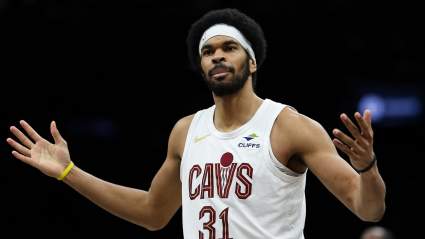 Los Cleveland Cavaliers reciben noticias sobre Jarrett Allen antes del partido contra los Grizzlies.