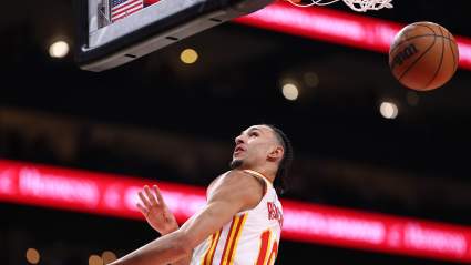 Zaccharie Risacher reacciona a haber sido relegado al banquillo por los Atlanta Hawks.