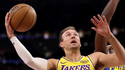 Luke Kennard es noticia por su trayectoria profesional durante el partido entre los Lakers y los Mavericks.