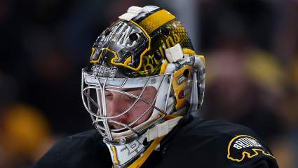 Jeremy Swayman, de los Bruins, estalla contra sus compañeros durante el colapso del cuarto partido.