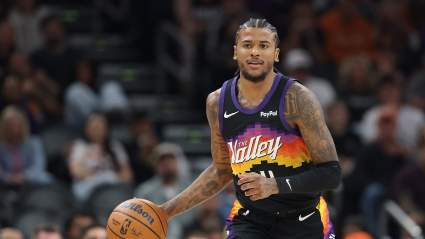 Jalen Green, de los Suns, abandona el vestuario cojeando tras una lesión.