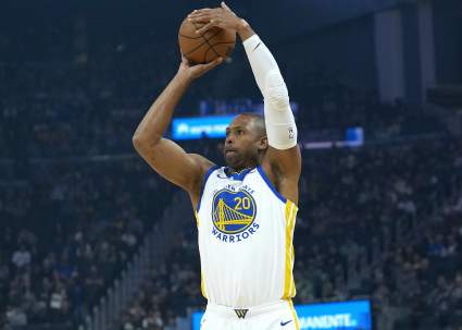 Los Golden State Warriors hacen un anuncio sobre Al Horford antes del partido contra los Rockets.